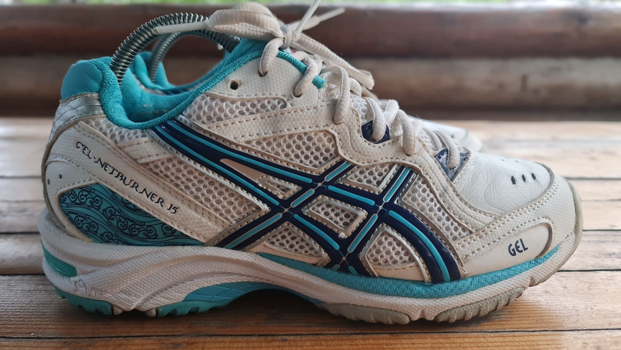 Волейбольні кросовки жіночі asics gel netrurner 15