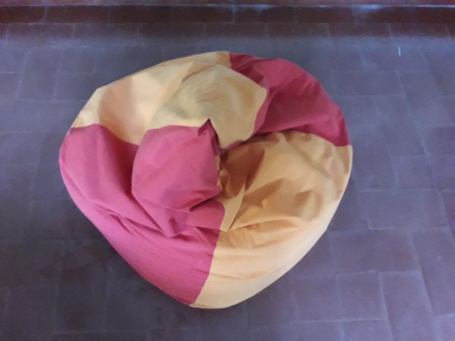 Puff amarelo e vermelho