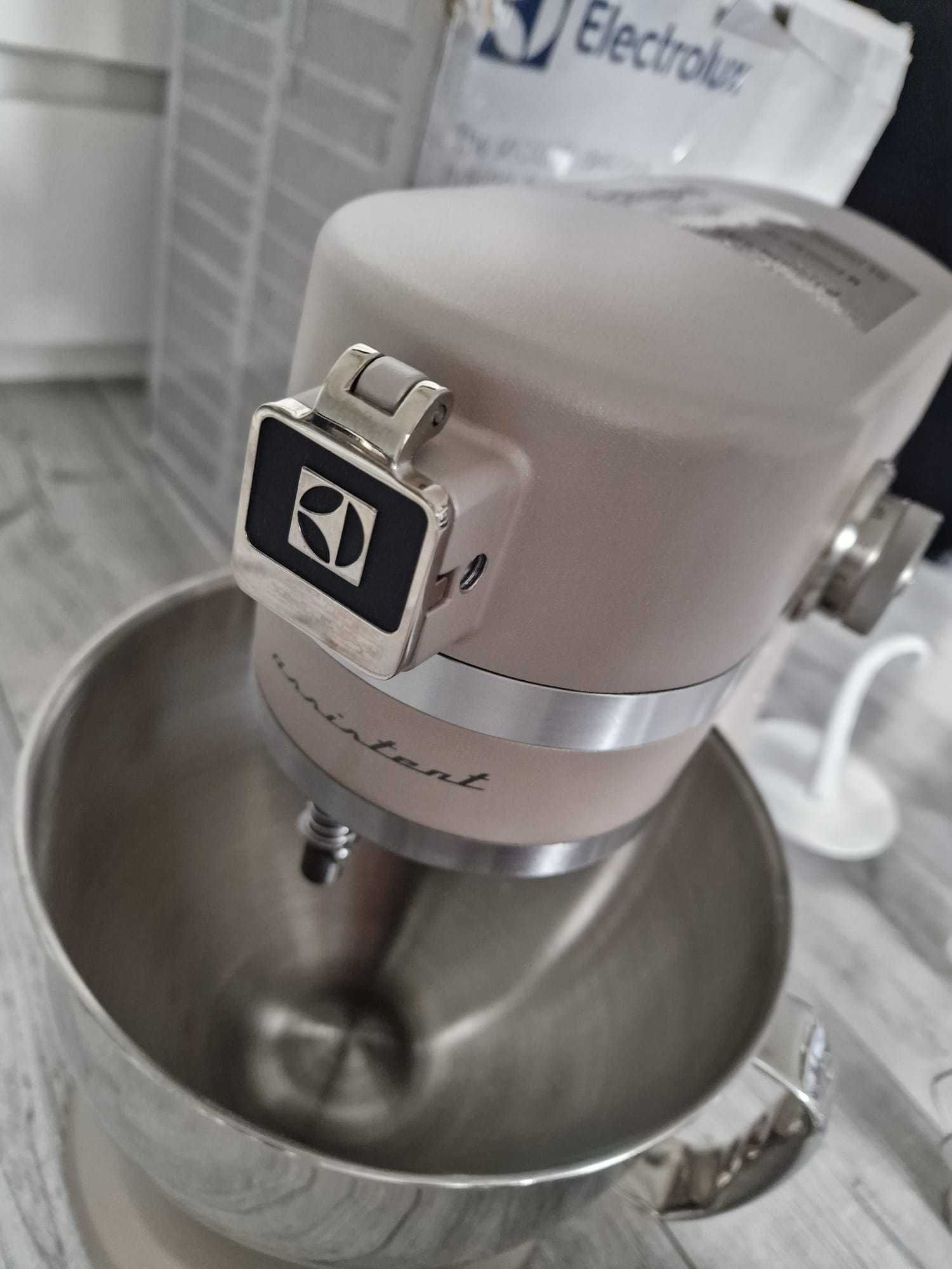 Electrolux Robot Kuchenny 1200 W, 10 prędkości + f. pulsacyjna, Oświet