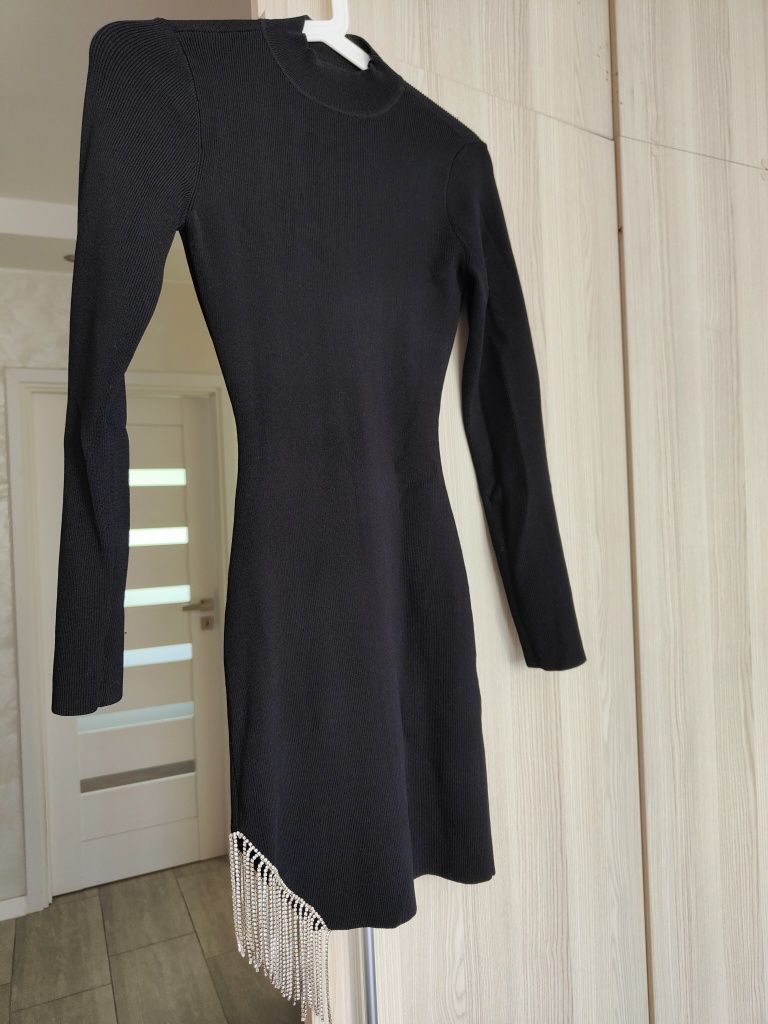 Czarna sukienka mini z odkrytymi plecami i cyrkoniami, Bershka, r. S
