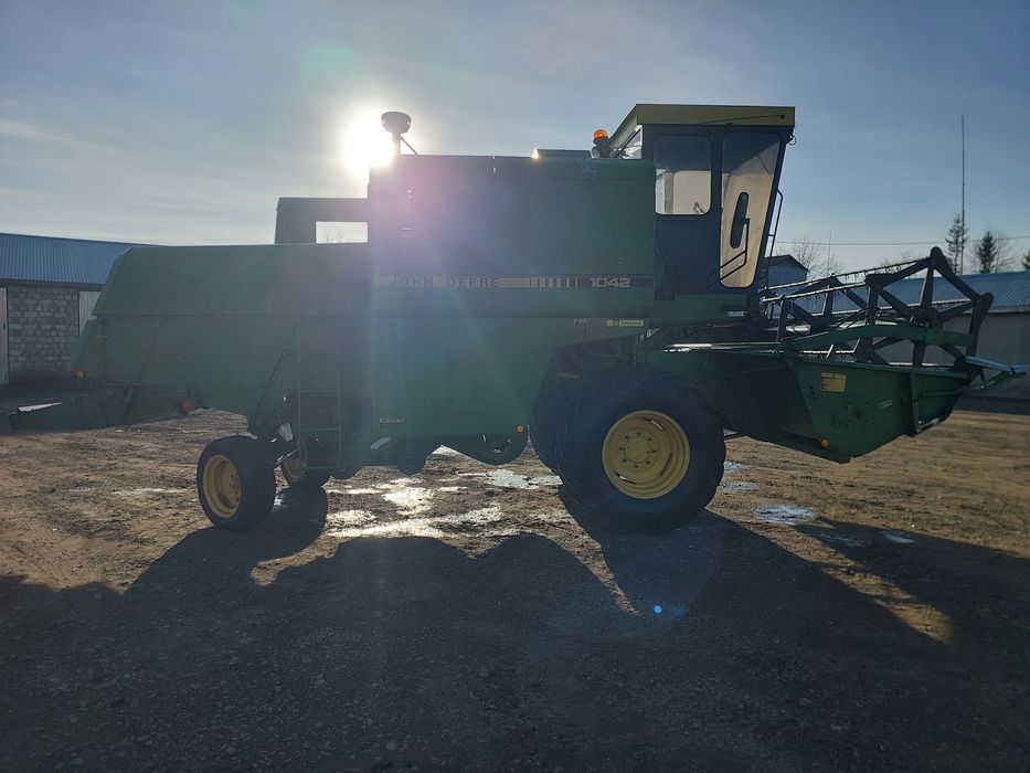 Комбайн john deere 1042 техніка в  доглянутому стані