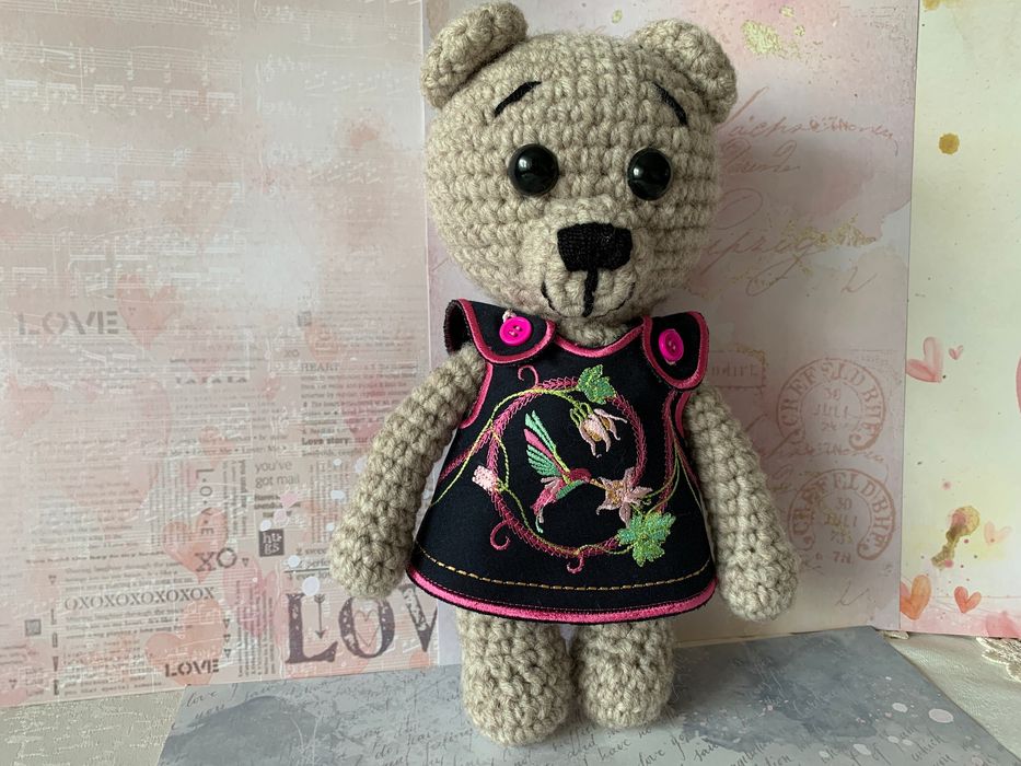 Мишка вязанный крючком в одежде.