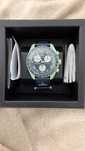 Nowy Omega x Swatch SO33G100 Earth - Kosmiczny model z ekologiczną