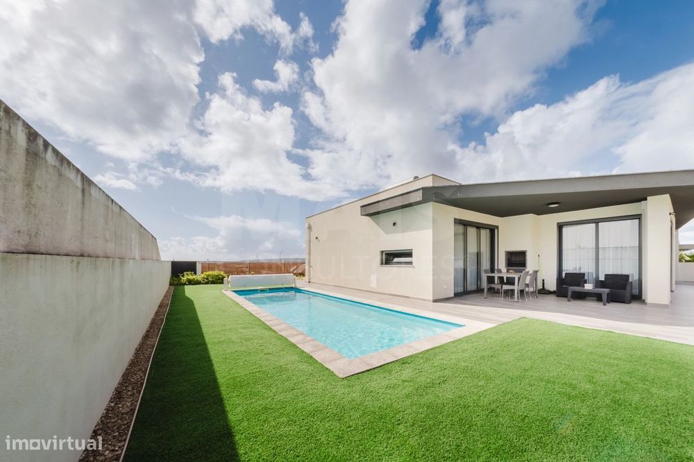 Moradia térrea T3 em lote com piscina, jardim e garagem