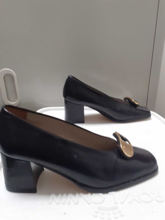 Sapatos pretos com aplicação removível 35