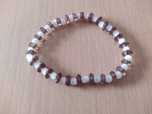 Pulseira de missangas castanhas e brancas