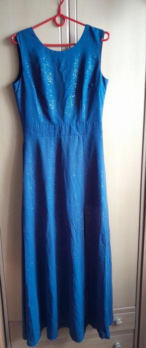 Szaro srebrna długa sukienka z rozcięciem i mieniącymi się drobinkami