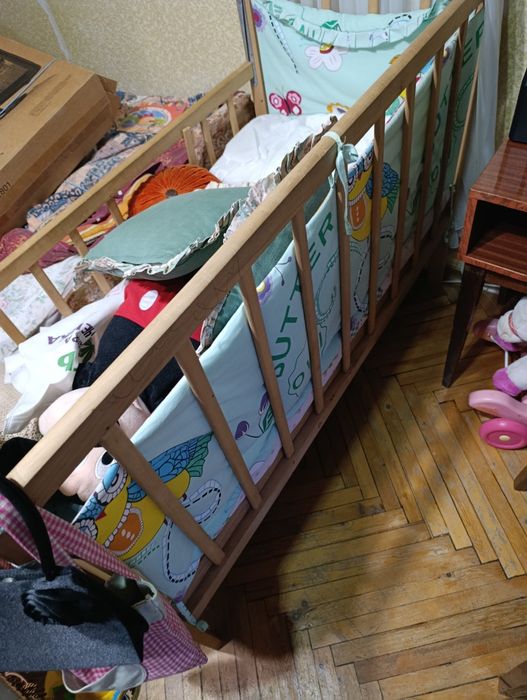 Дитяче ліжечко з матрасиком