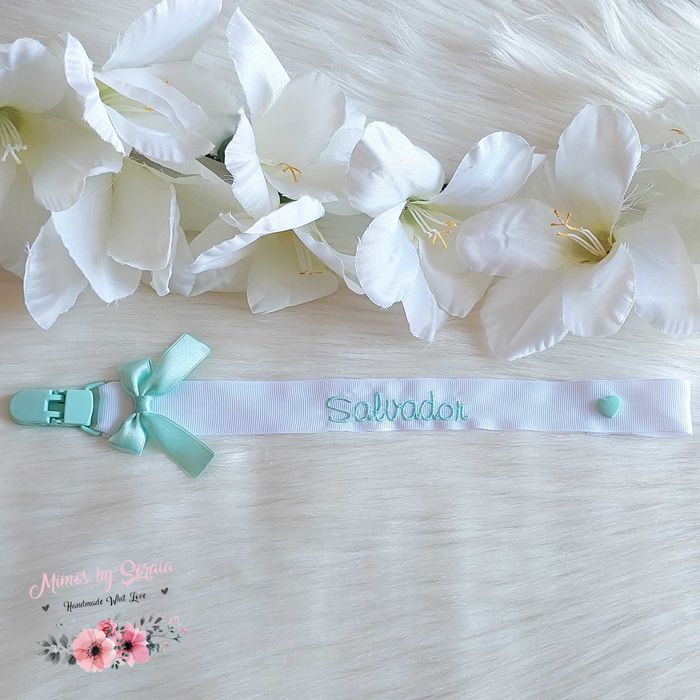 Prende-Chuchas /Chupeta - Bordado e personalizado c/ laço