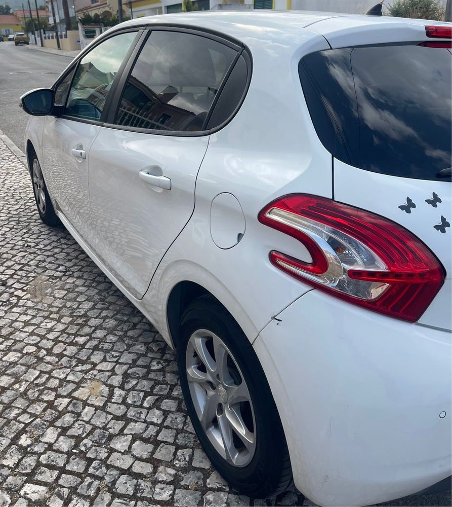 Carro Peugeot 208