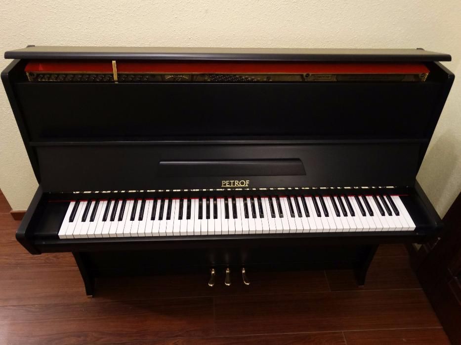 pianino petrof czarne od PianoDesign