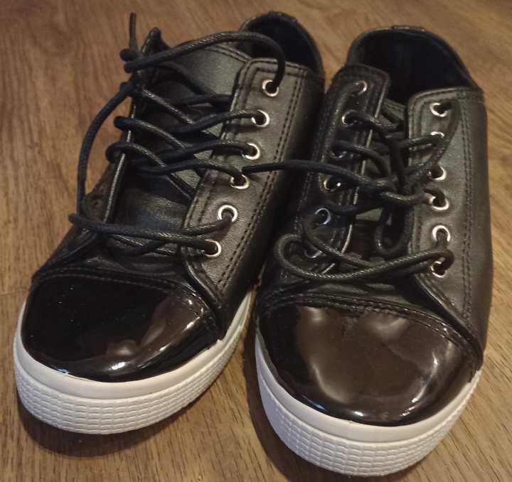Niskie wiązane skóropodobne lakierowane trampki damskie 37