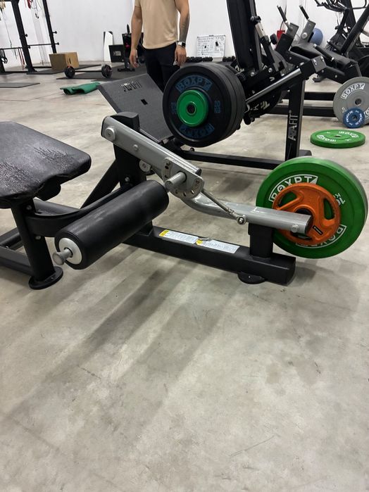 Leg curl plate loaded