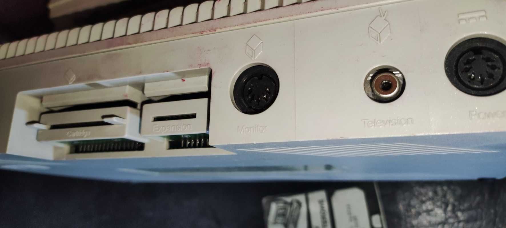 Магнитофон Atari XCA12  Компьютер Atari 65XE.