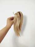 nowy krótki kucyk kok messy bun pasemka złoty blond jasny blond