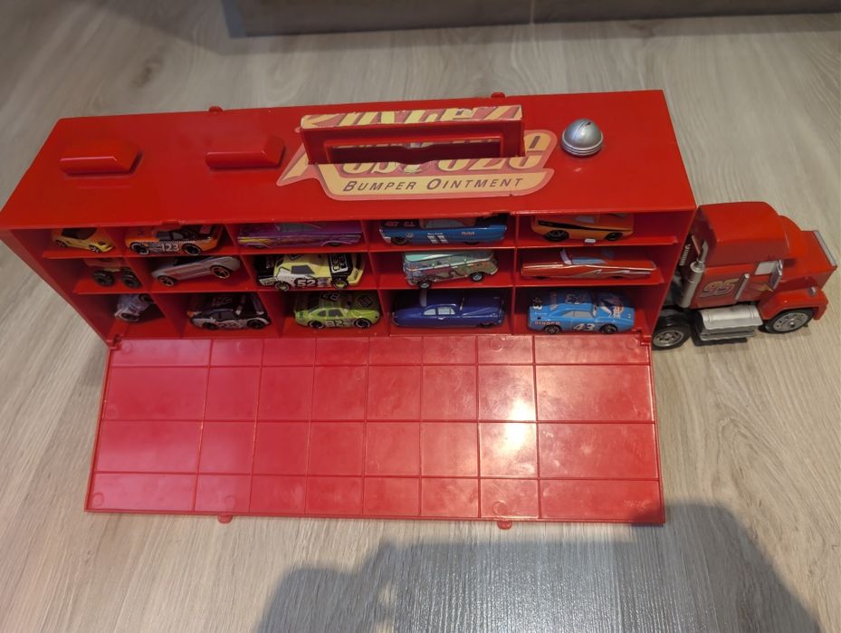 Ciężarówka zygzak McQueen z autkami