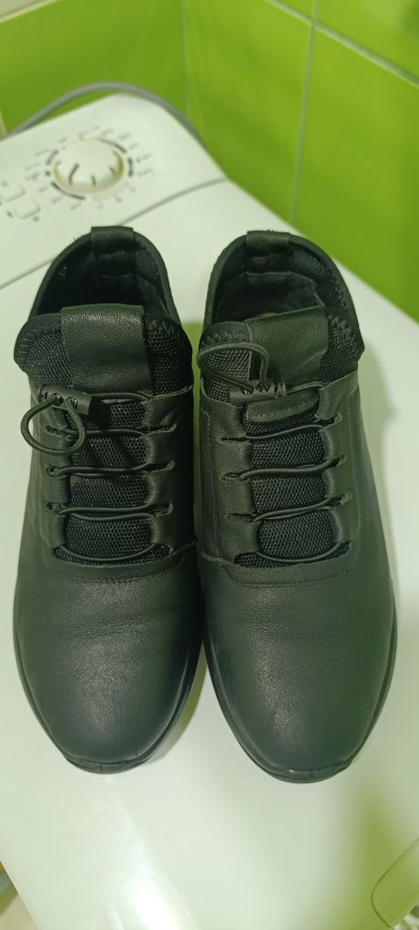 Продам жіночі шкіряні кросівки