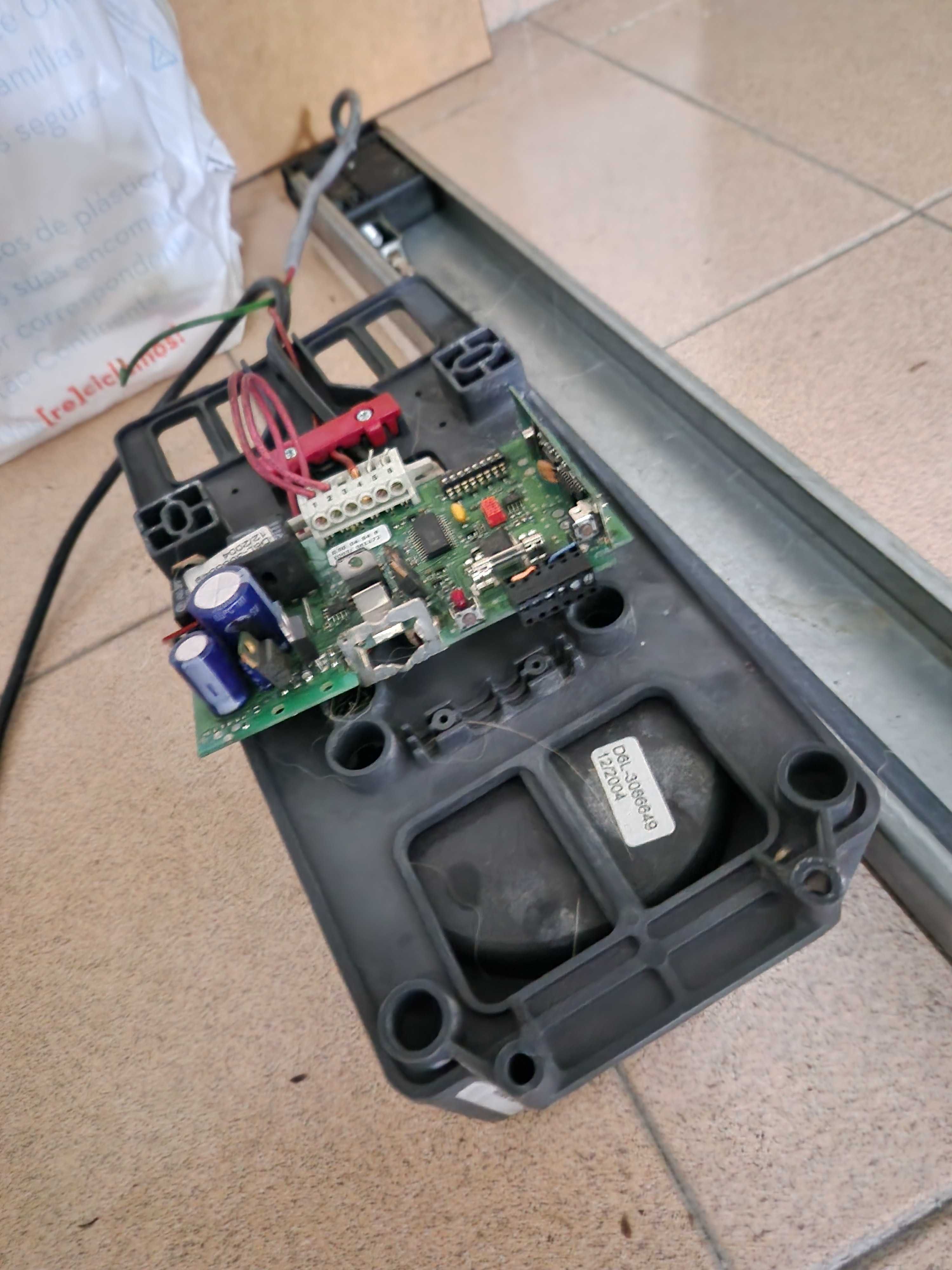 Motor para portão de garagem e calha (Avariado)