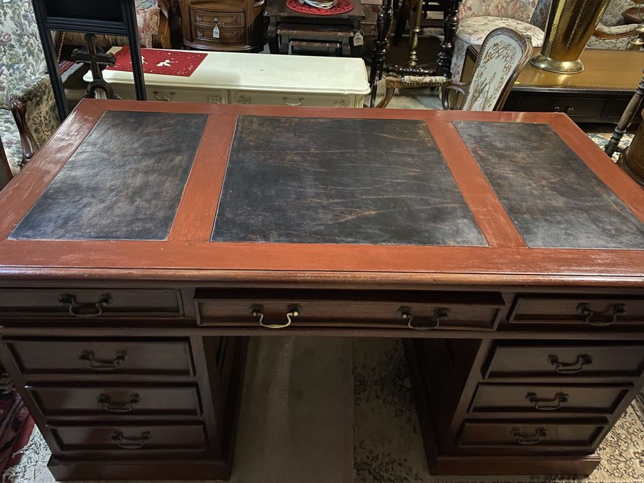 Duże biurko w stylu kolonialnym