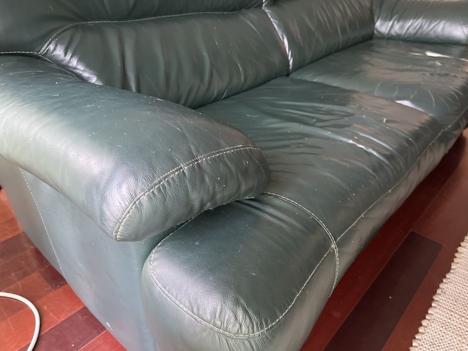 Sofa de couro verde escuro