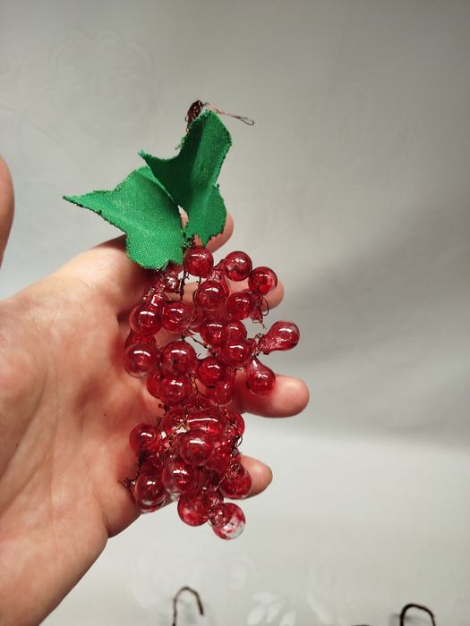 Елочные игрушки, смородина, вишня