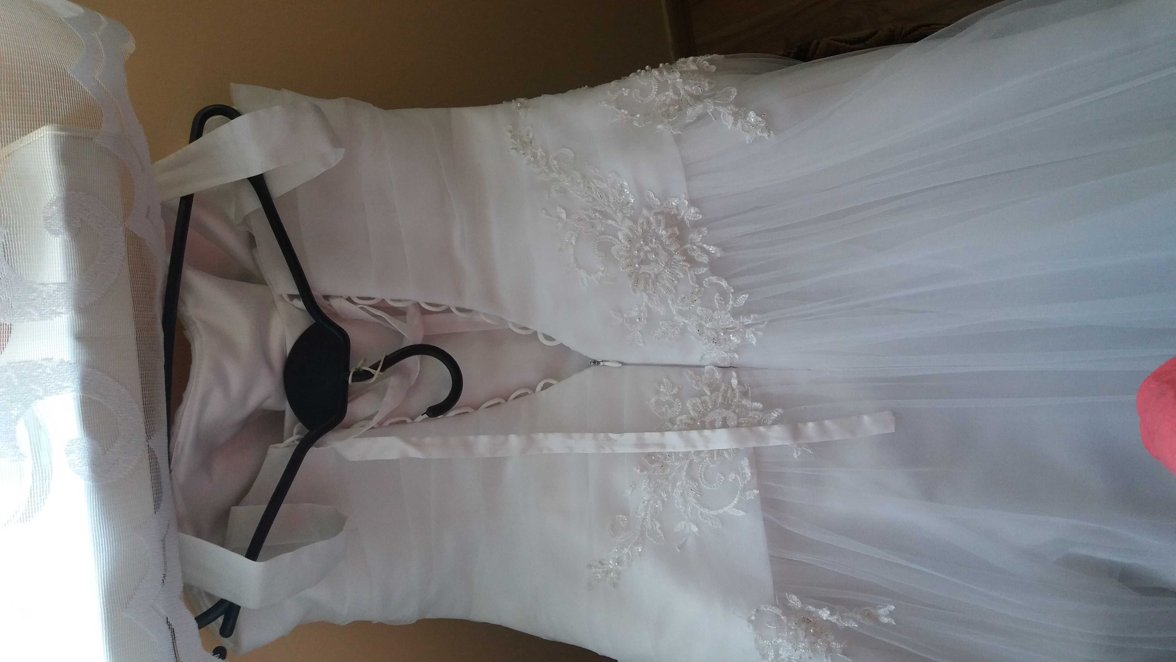 Suknia ślubna z kołem
