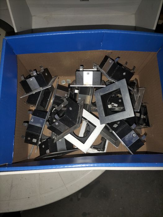 21 projetores de teto para embutir sem lâmpada.