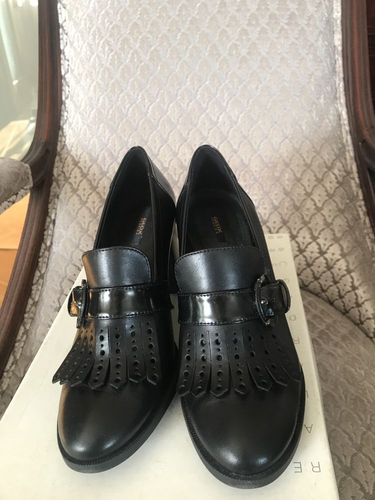 Sapatos pretos Geox 37 novos tacão médio