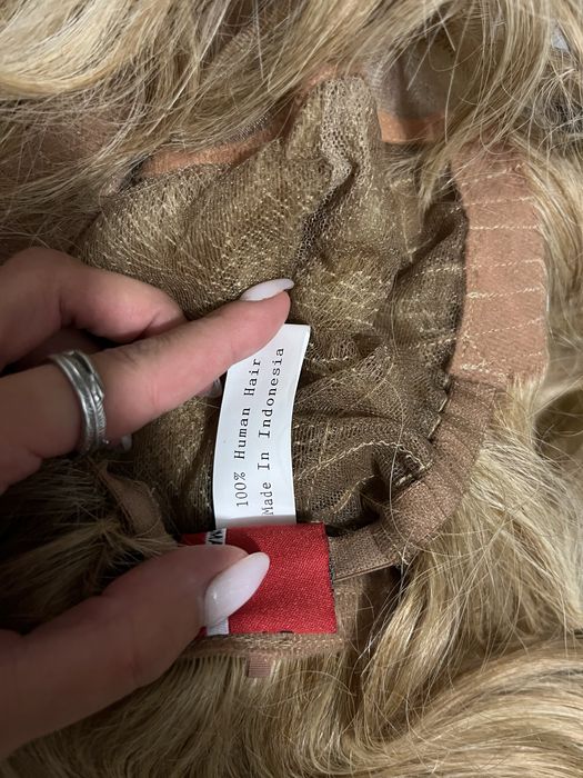 Peruca com madeixas loiras de cabelo natural