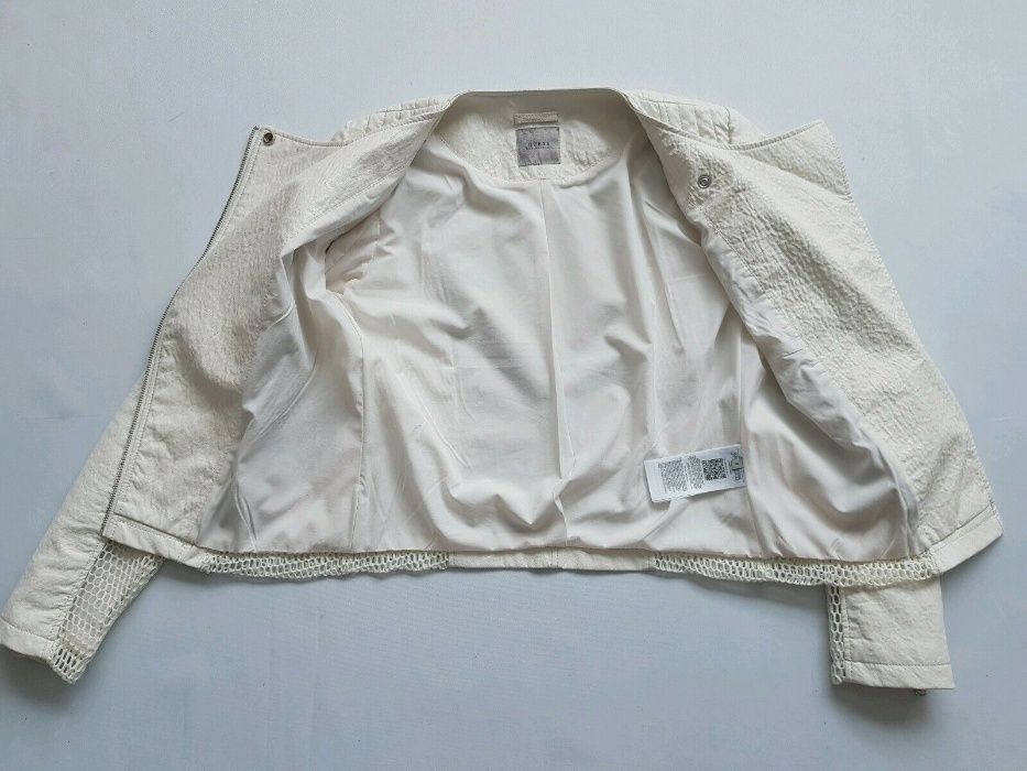 Белая куртка косуха из искусственной кожи Guess с сеткой по бокам и на