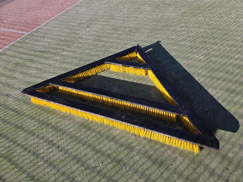 Traktor Honda do konserwacji boisk