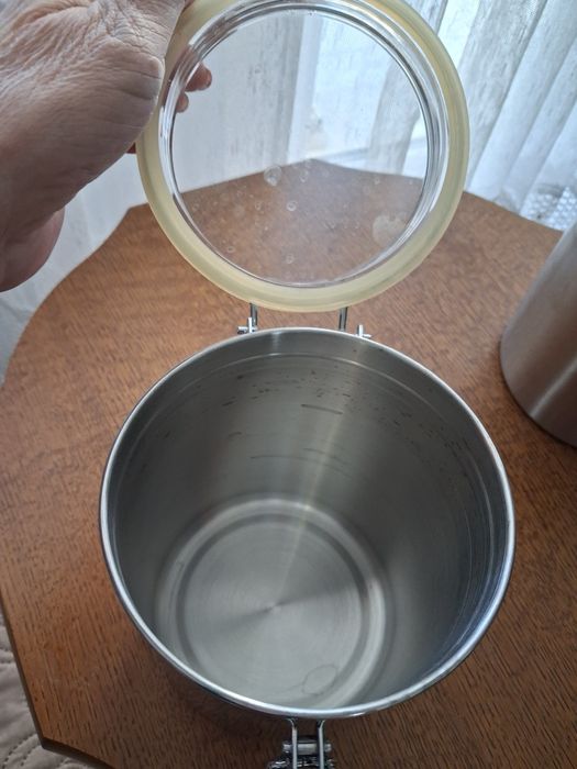 Pojemnik ze stali nierdzewnej poj. 1 litr.