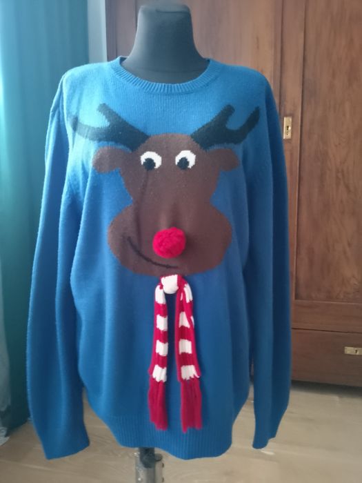 Długi niebieski sweter z reniferem