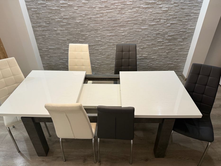 Stół rozkładany do jadalni z krzesłami.