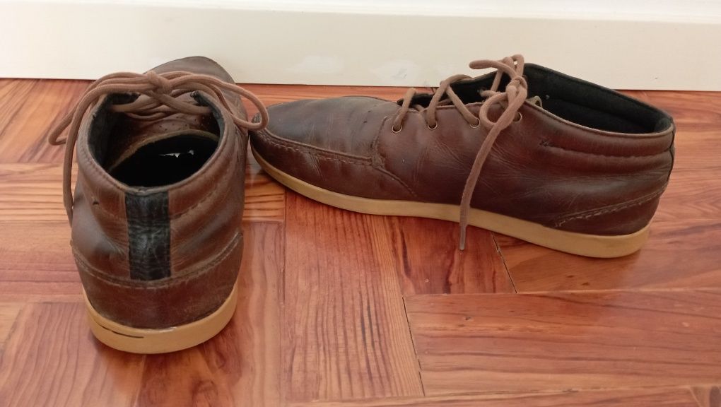 Botas castanhas da Reef