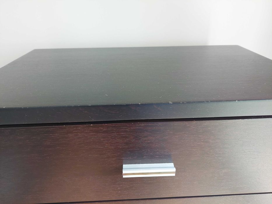 2 Camiseiros e 2 Mesas de Cabeceira em Madeira Carvalho. Cor Castanho.