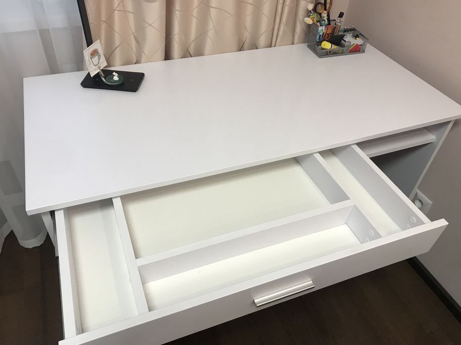 Письмовий стіл білий
