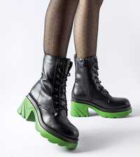 Czarne ocieplane buty na zielonym słupku Cost 38