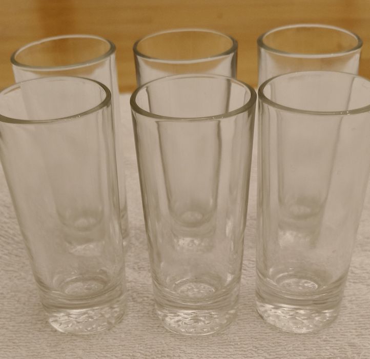 Caixa com copos de licor