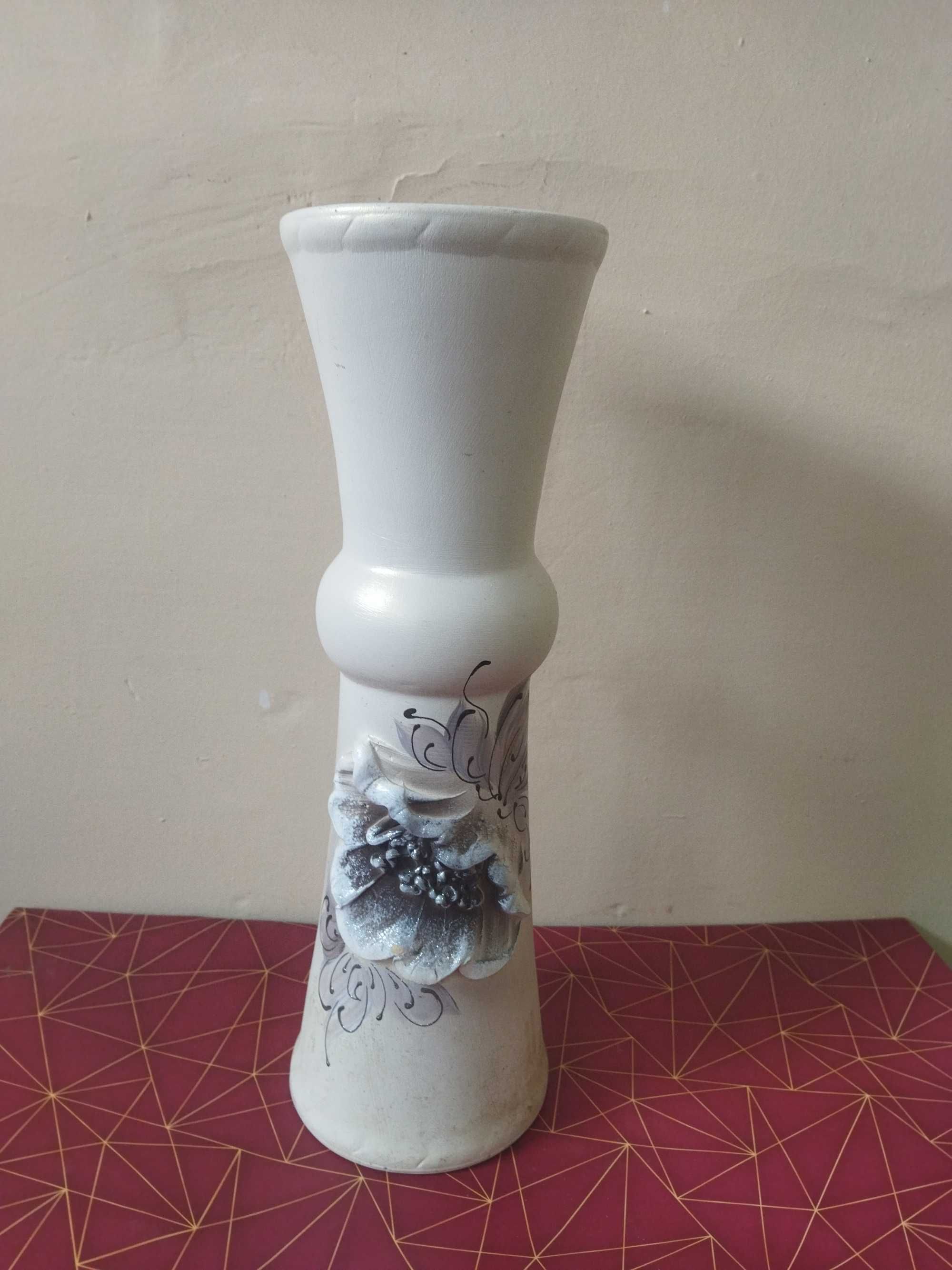 Продам стеклянные и керамические вазы.
