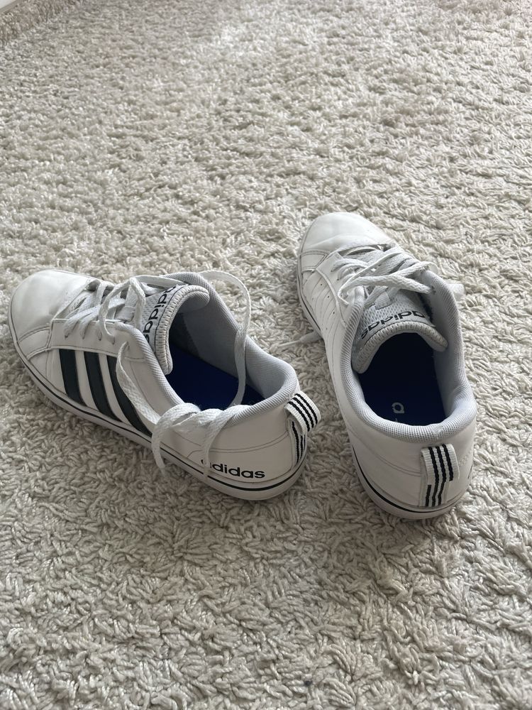 Adidas sneakresy, rozmiar 40, biale, klasyczne
