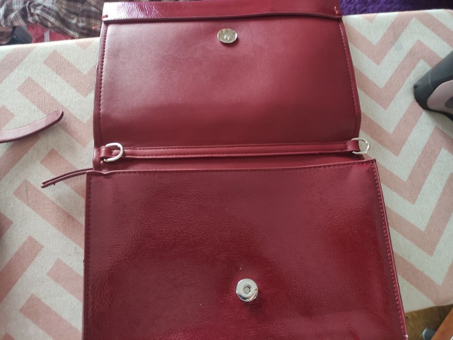 Pochete vermelho envernizada