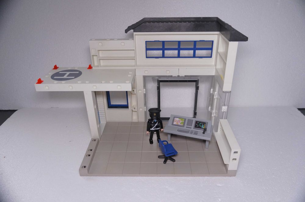 Playmobile 922 Komisariat policji z lotniskiem na Helikopter Playmobil