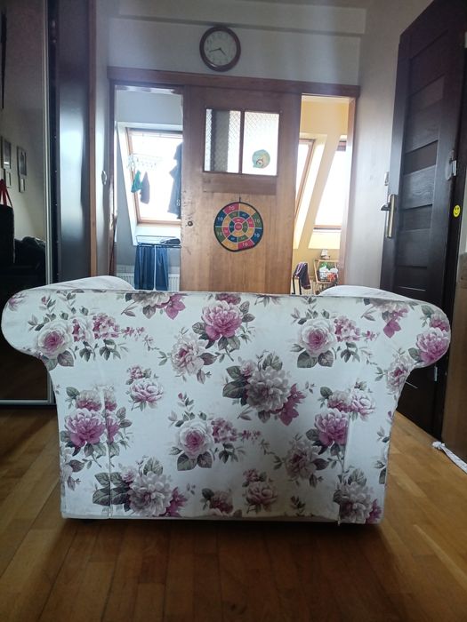 Jasna sofa w róże