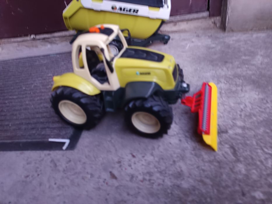 Zabawka traktor z dwoma przyczepami i pługiem śnieżnym