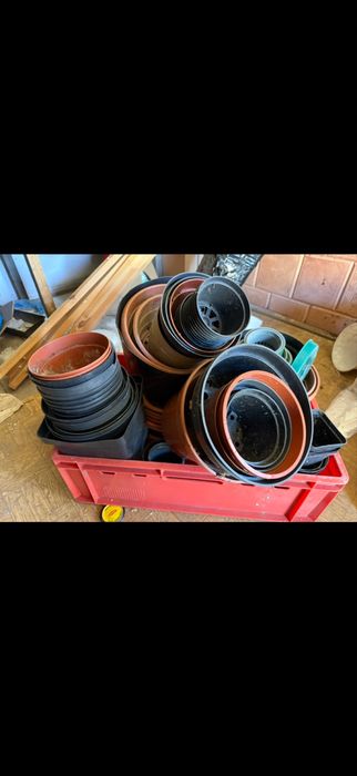 Doniczki różne, bardzo duża ilość, czarne i brązowe