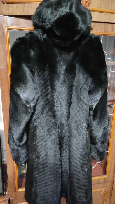 Продам шубу в хорошому стані з капюшоном