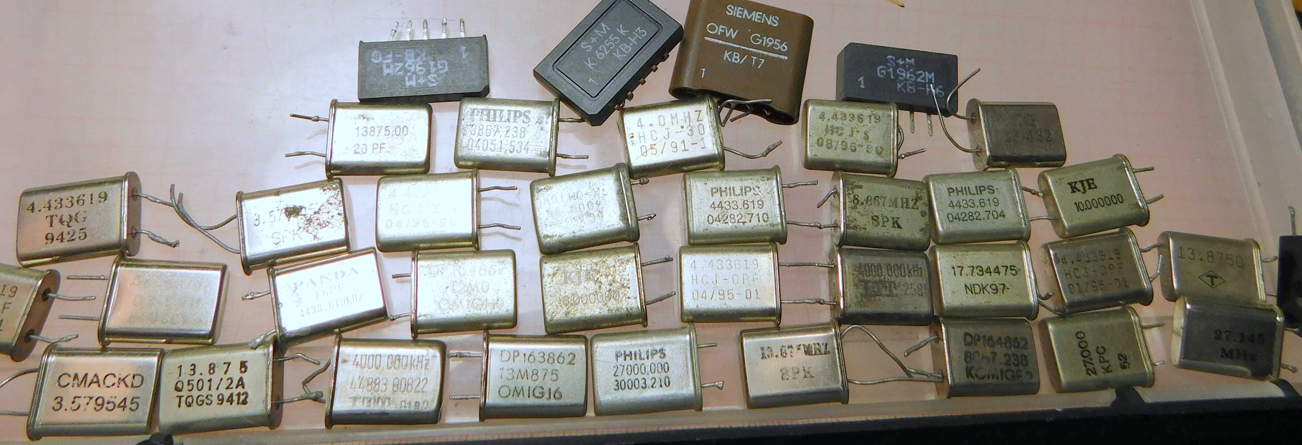 Pudełko z częściami elektronicznymi rezonator kwarcowy itp. [R1p]2