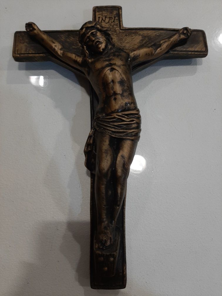 Cristo crucificado em cerâmica.