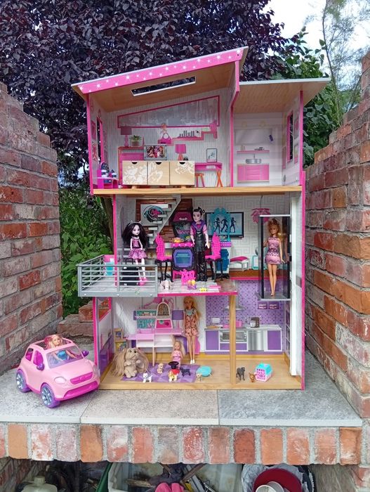 Toaletka i ogromny  domek Barbie i Monster High